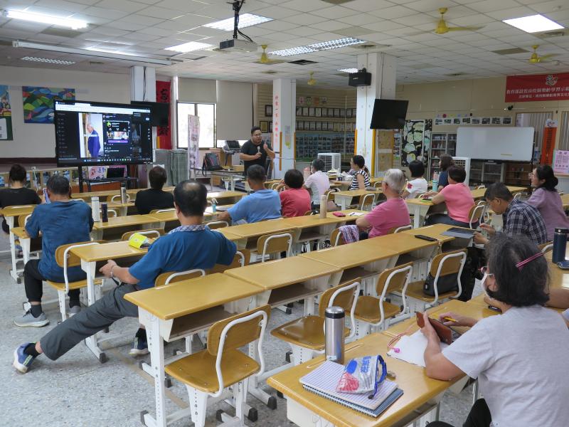 課堂中播放範例影片，說明短影音呈現手法