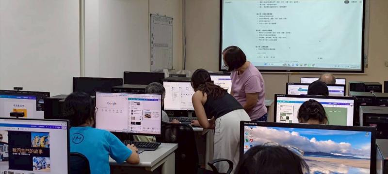 講師確認每位學員學習狀況