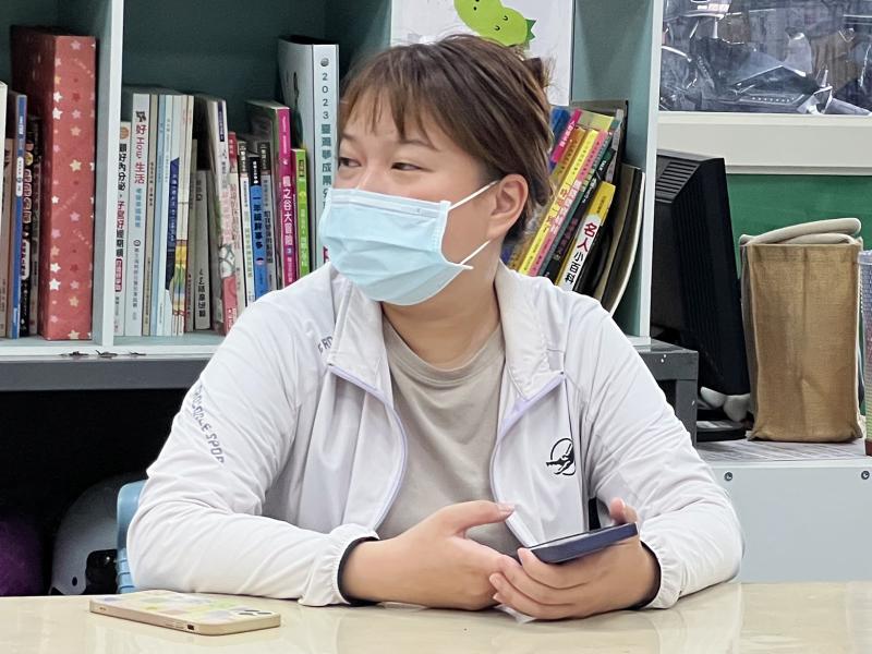 學員邊觀摩講師示範假訊息查證操作，並同步在自己的手機上實際練習