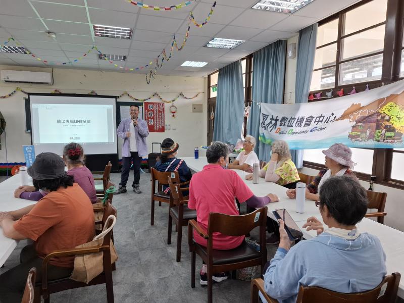 講師介紹數位機會中心計畫與課程主題