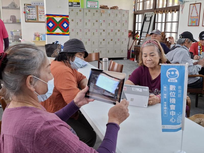 學員使用平板練習拍照(貼圖素材)