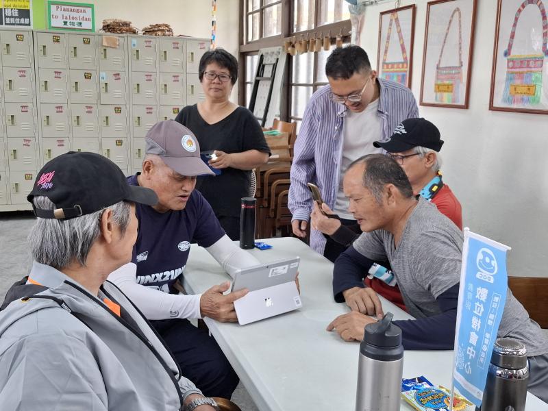 講師協助學員使用手機APP-Line拍貼