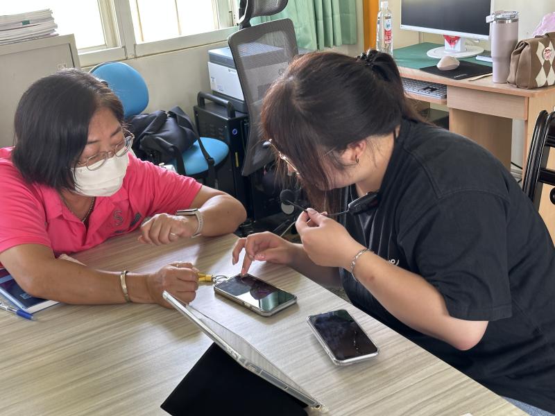 課程進行期間，學員向講師詢問 Instagram 限時動態的相關操作與應用方式。