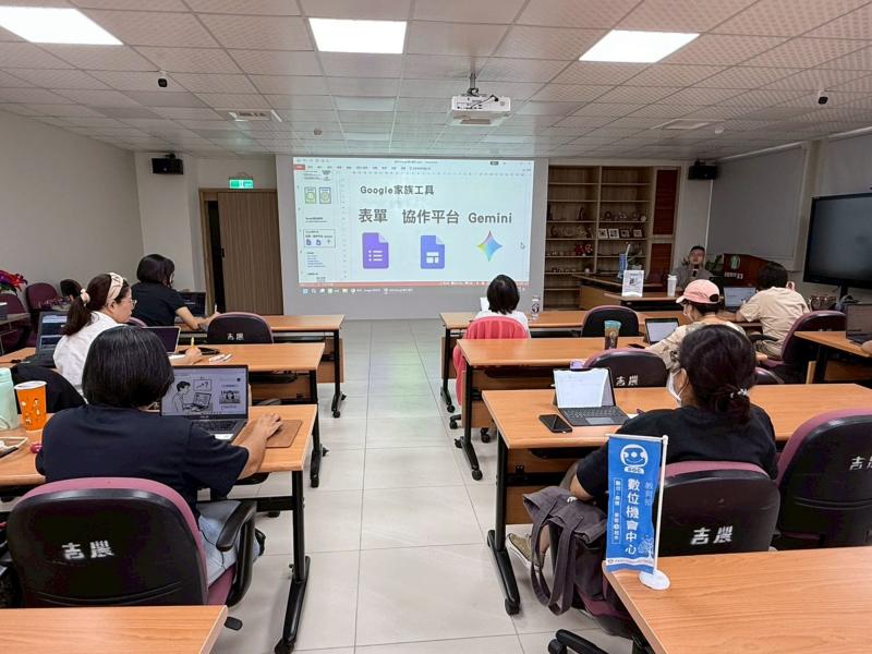 老師帶領大家用最簡單的方式,只要一個 Gmail 帳號,就能寫文案、設表單、做出屬於自己的小網站。