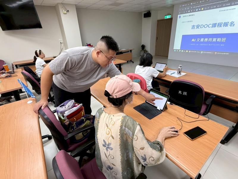 老師一步步教學員如何使用Google協作平台