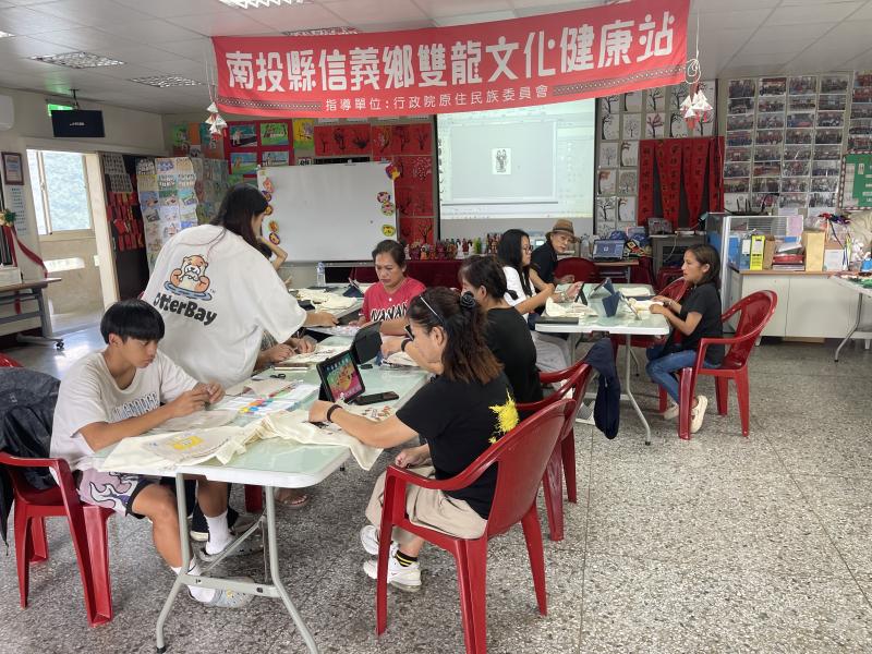 執行秘書首先進行最新防詐騙宣導。隨後講師詳細比較傳統與現代數位電繡機種的技術差異,成功啟發學員對於運用科技進行創作的濃厚興趣。 第二段