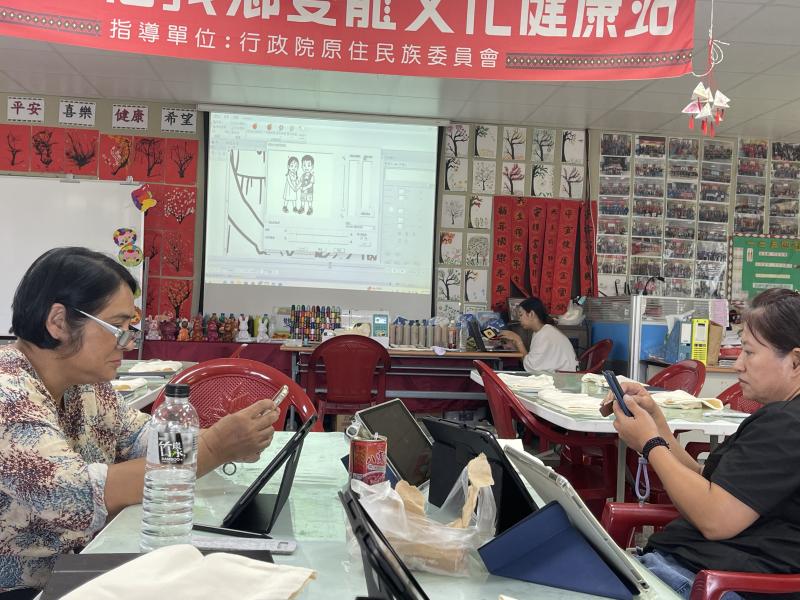 講師親自帶領學員使用設計應用程式和App,手把手操作圖案設計,並結合如Got指令及Canva平台,讓最終的數位圖樣更生動有趣。