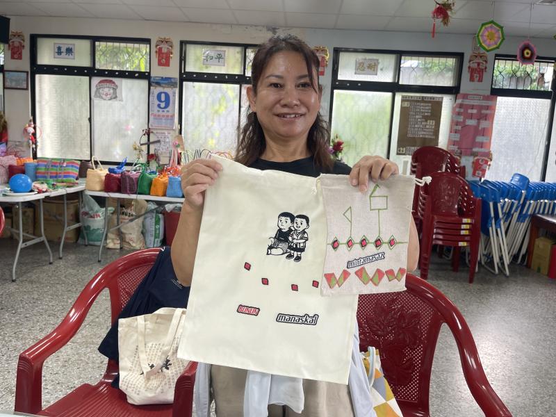 大型布袋繡著學員從多張照片合成的孫子肖像,搭配布農族語「manaskal」(很快樂),充滿家庭意義與在地情懷。小型作品則為活潑的幾何紋樣,顯示學員能運用數位電繡技術創造複雜且高度個性化的設計。