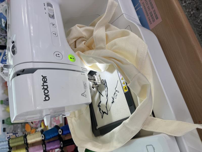 極簡線稿作品突顯電繡機的精準工藝。人物造型線條流暢,針腳均勻細膩,展現專業質感。學員們成功將App中的極簡數位設計,透過機器的穩定執行,完美轉化為實體。