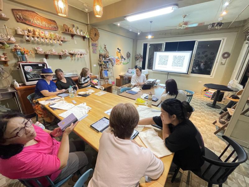 本課程於望美卡里不安村熱烈展開，學員反應熱烈，對數位電繡充滿興趣。課程以防詐騙宣導開場，隨後講師比較了傳統與現代電繡差異，激發學員利用科技，將部落文化和個人記憶轉化為獨特作品。