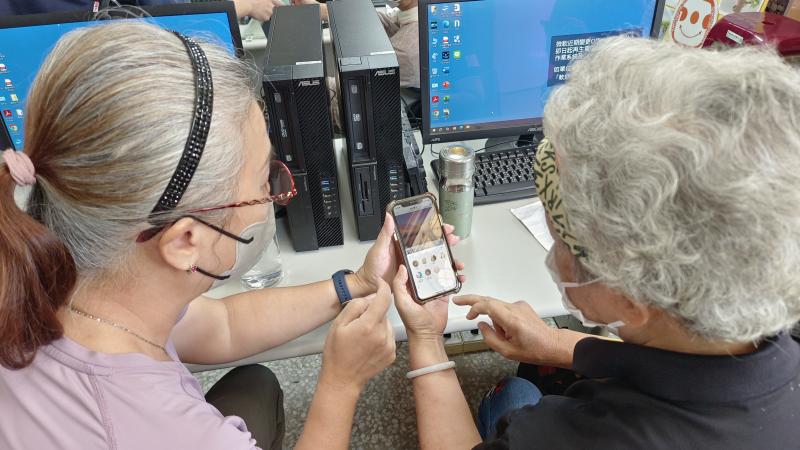 學員練習操作AI生圖