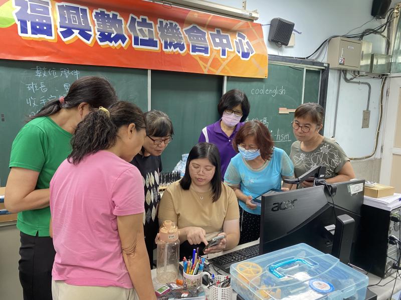 學員們遇到操作或技術上的困難，紛紛向老師請教並尋求指導