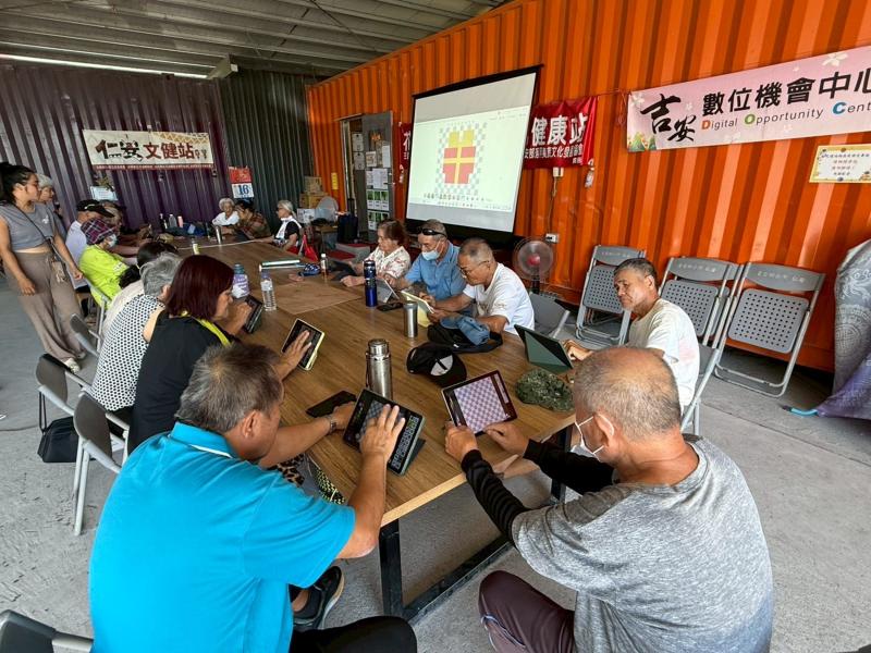 愛秀老師慢慢從學習打開程式、選擇筆刷、填色、橡皮擦...等工具，一步步慢慢教導讓學員漸漸上手。