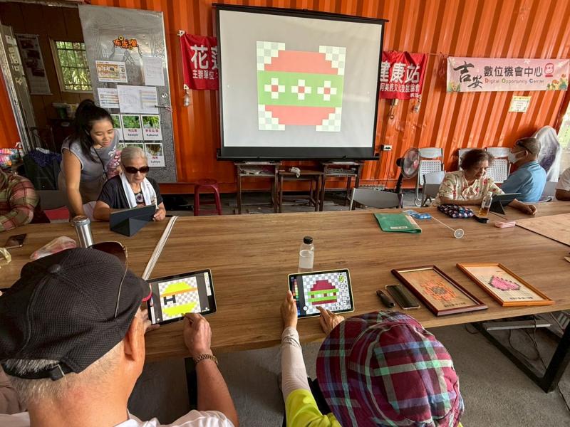 老師耐心引導與彼此鼓勵下，長輩們漸漸放開手，專注地在一格一格的像素中完成自己的創作。