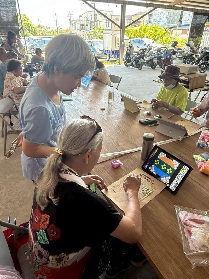 用輕黏土將畫作立體化