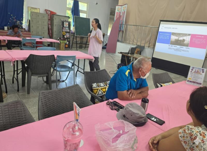 講師告訴大家如何使用youtube找到自己想看的影片與歌曲