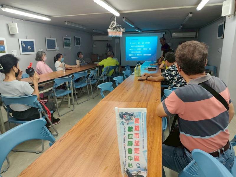 講師一一說明目前電子支付使用及便利性比較介紹