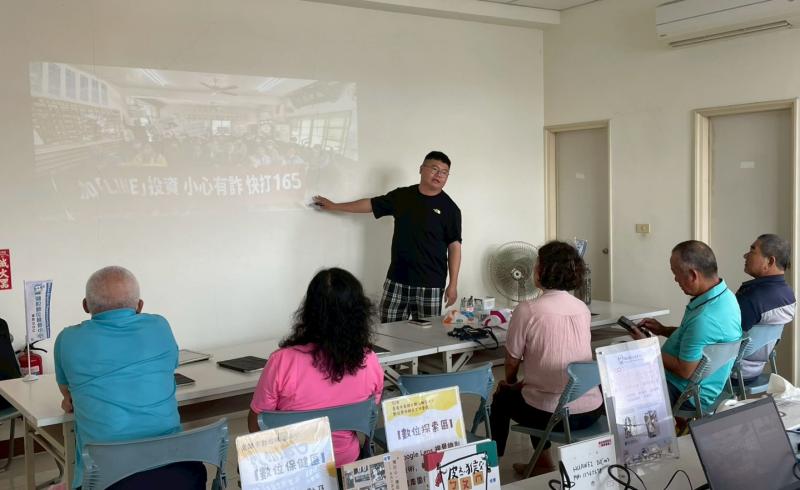 講師教長輩學員們使用165防詐騙。