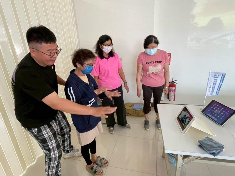熱情講師邀學員操作平板，體感保健e起來。