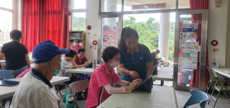 我們深知長者在學習新科技時可能面臨的挑戰,因此課程特別強調:操作簡易