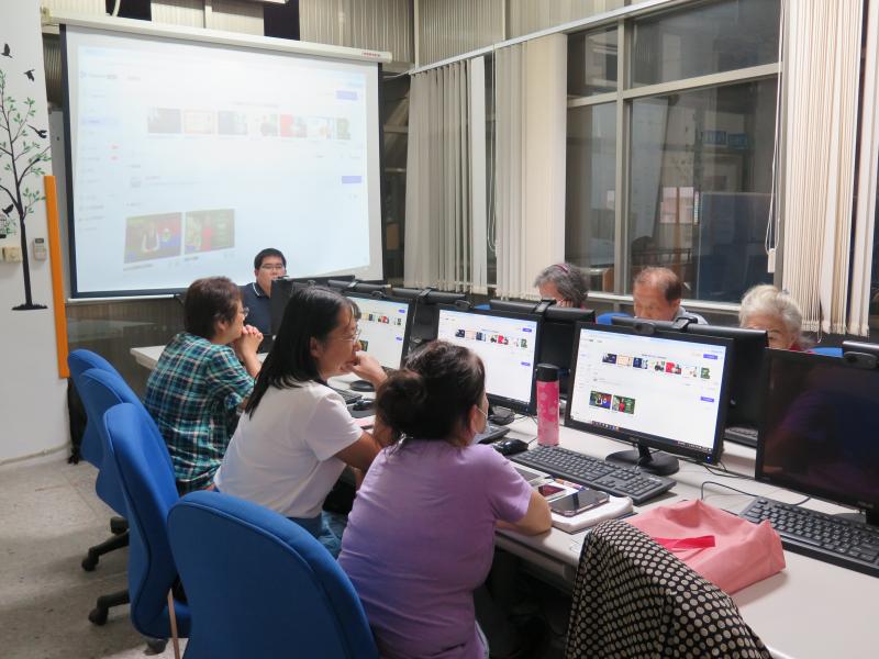 學員實際操作虛擬主播系統,製作個人化帶貨影片