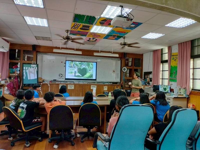 講師以生動有趣的方式教導小學生拍攝技巧，讓孩子們從實拍中學會觀察生活。