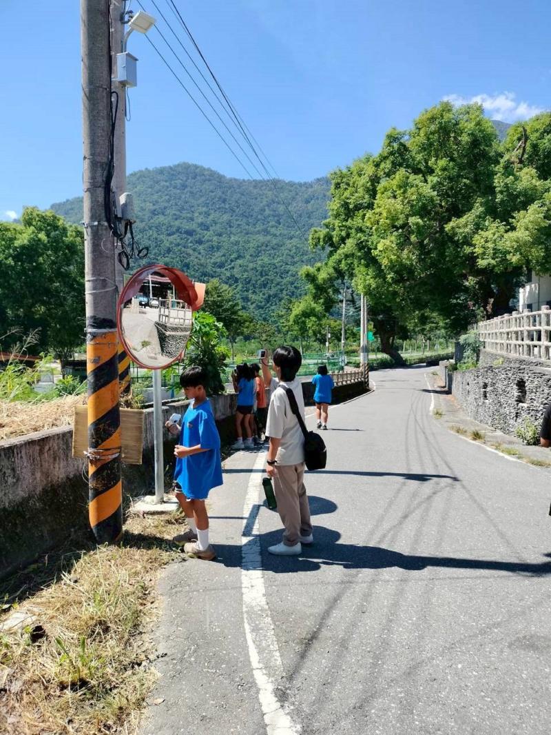 小學員分組在校園周邊尋找拍攝題材