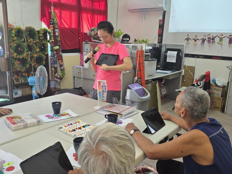 講師講解著有趣的數位內容，學員們迫不及待的想自己操作，快點體驗科技的新鮮感