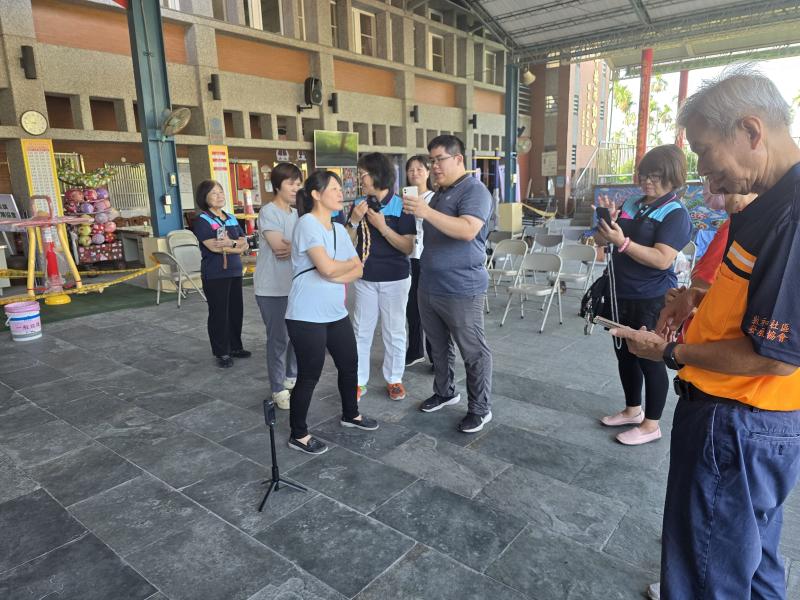 看到自己用手機拍出的360度全景畫面時，大家都露出驚喜的笑容。