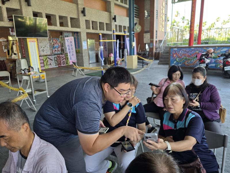 這門課不僅讓學員學習到新技能，更激發了長輩與志工的學習熱忱與創作能量