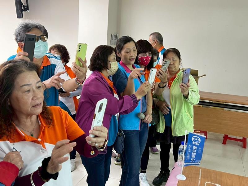 吉安農會綠色照顧站的長輩學員們正在認真掃QRcode中，長輩們每次都好認真的學習!
