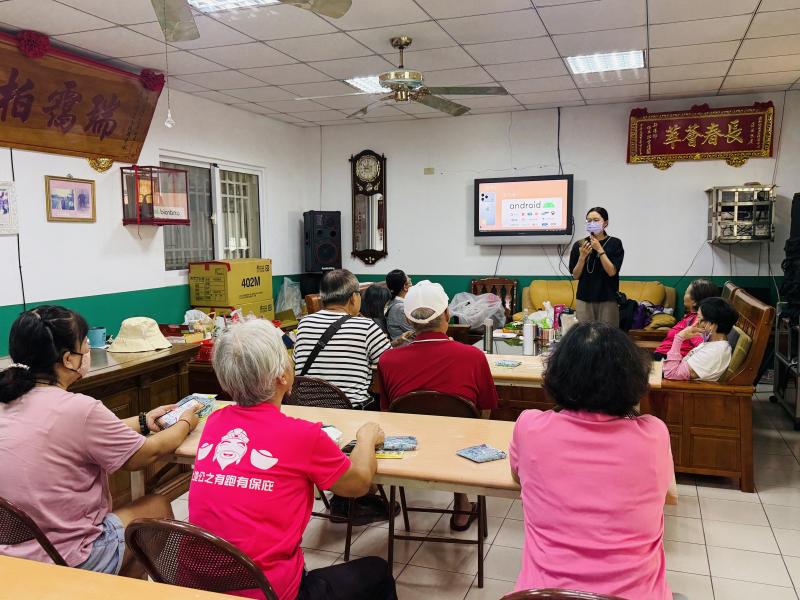 介紹學員使用line的基本操作。