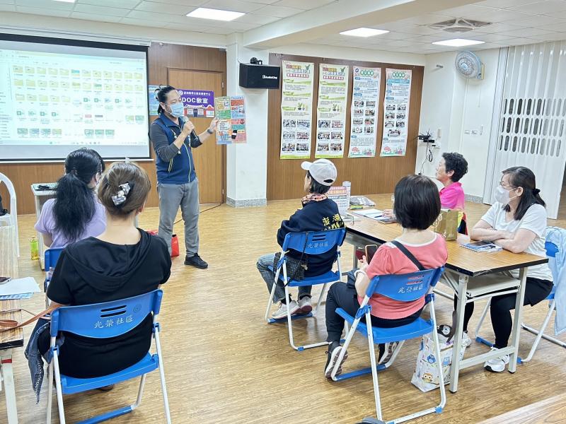 刑大警官配合課前宣導預防詐騙