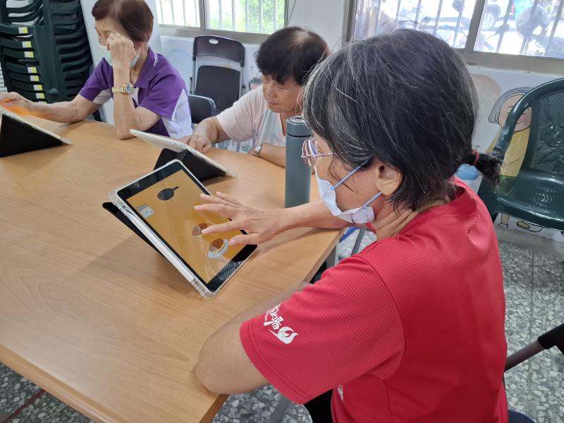 長輩們透過平板遊戲體驗，學習如何點擊、滑動與拖曳，輕鬆熟悉平板的觸控操作