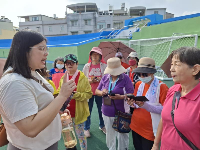 老師細心講解記步APP的操作方式，帶著長輩一步步學會開啟、查看與記錄步數，讓大家輕鬆掌握每日運動量。