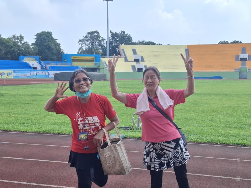一大早長輩們搭乘雲林縣政府的幸福專車來到斗南田徑場，在老師帶領下搭配記步APP開心運動，邊走邊學數位應用。