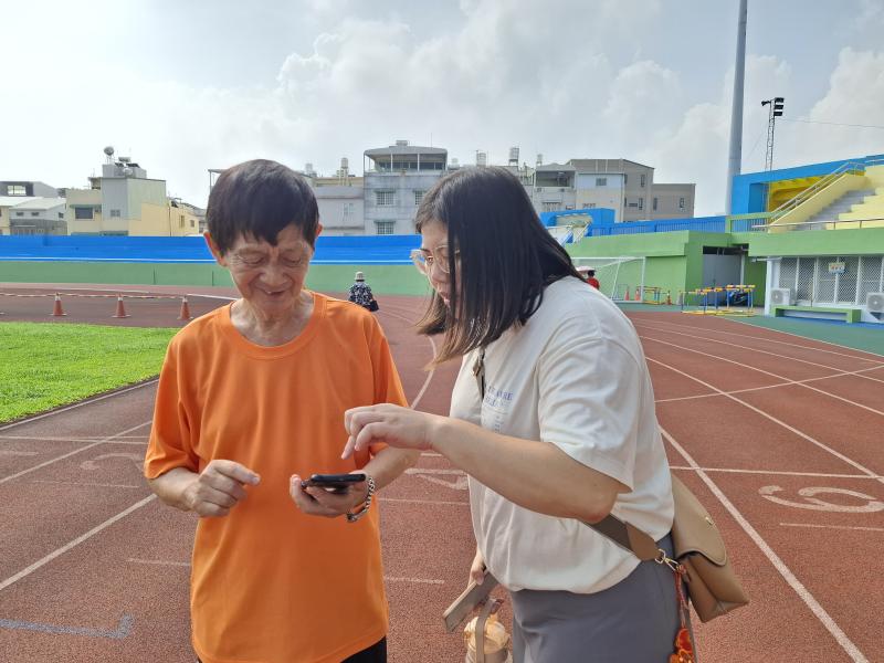 在老師的協助與指導下，長輩們走出教室來到田徑場實際動一動，親身體驗並學會使用記步健康APP，將數位學習融入日常生活，輕鬆又有趣。