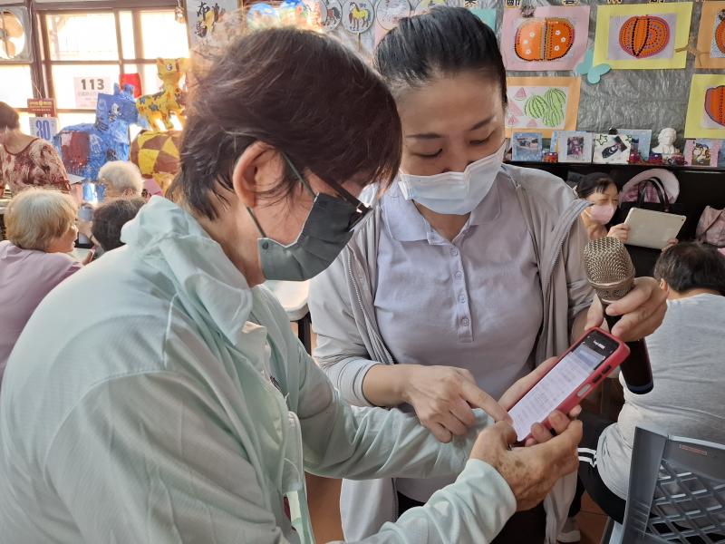 遇到不懂的步驟或操作問題，長輩們都可以隨時向老師請教；更有趣的是，智慧鏡頭還能即時將物品的英文說明翻譯出來，長輩能學習辨別英文藥物標示，讓學習變得方便又有趣。