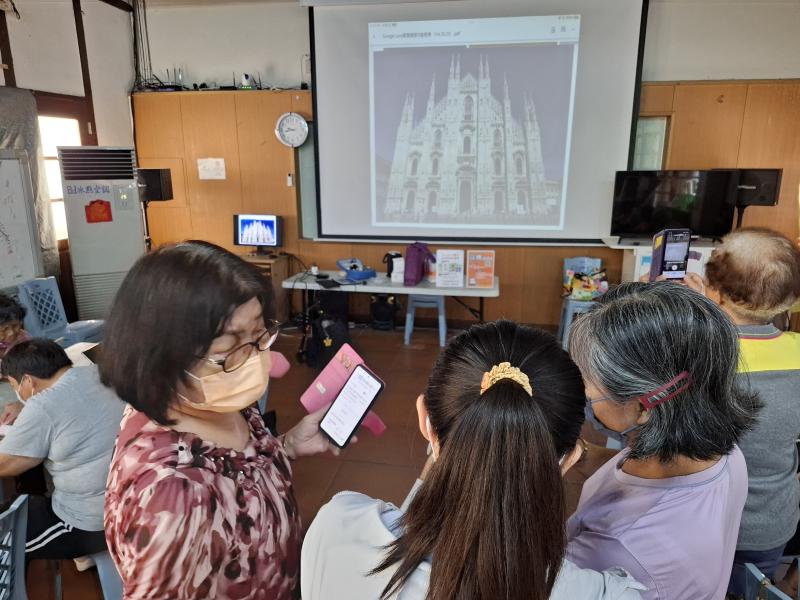 長輩們對智慧鏡頭操作感到新奇又好玩，紛紛湊上前親自體驗。