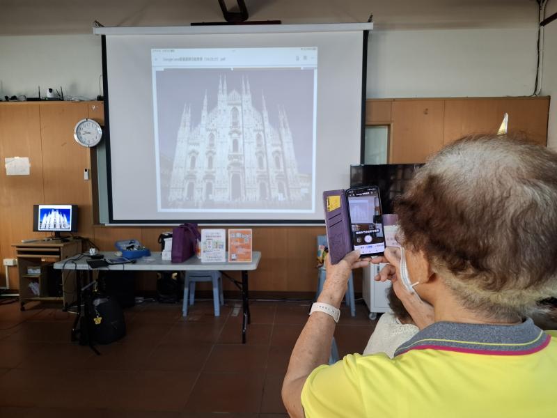 長輩們透過實作課程，親自操作智慧鏡頭，學會辨識建築、商品與翻譯功能。