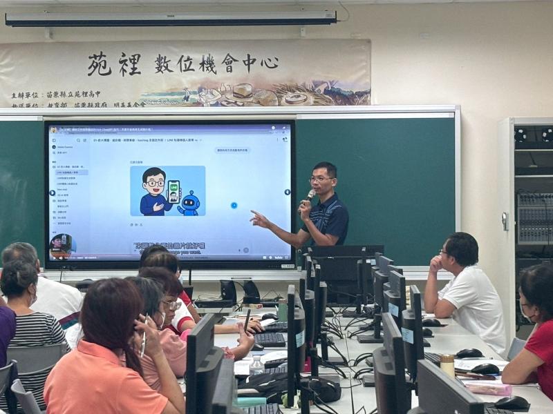 老師介紹生活中常見的AI應用,讓我們發現原來 AI 早已悄悄融入日常