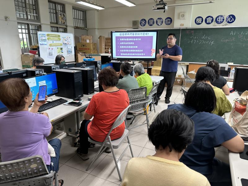 講師介紹以AI來生圖雷雕鑰匙圈案及設計圖案作為熱轉提袋上課情形.