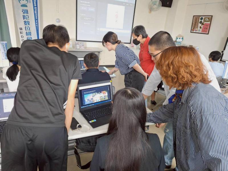 講師教學員們使用ＡＩ工具。