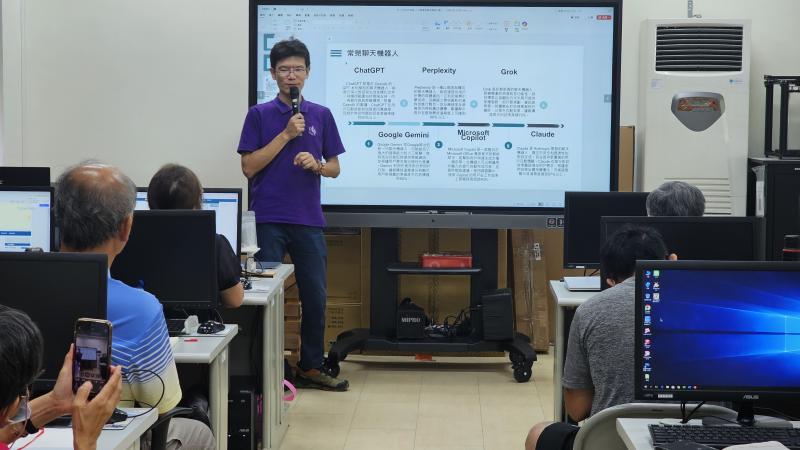 講師講解各家生成式AI的優劣。