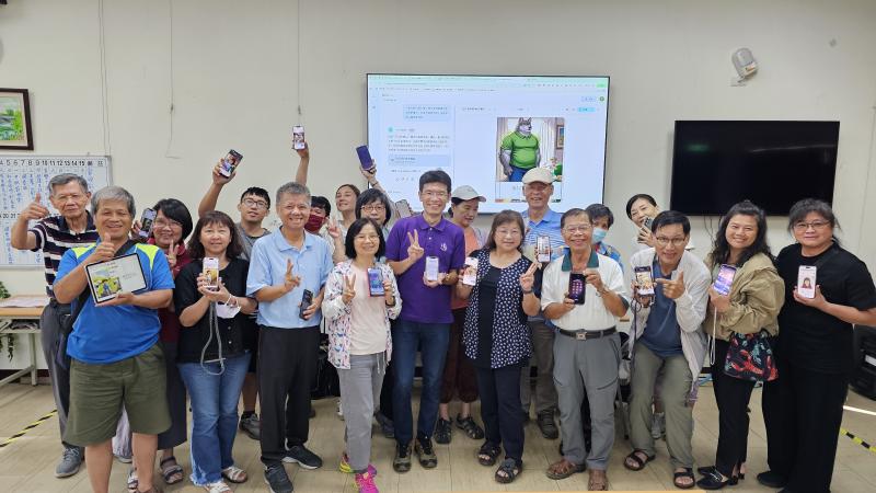 學員拿著剛出爐的繪本作品與講師合影。