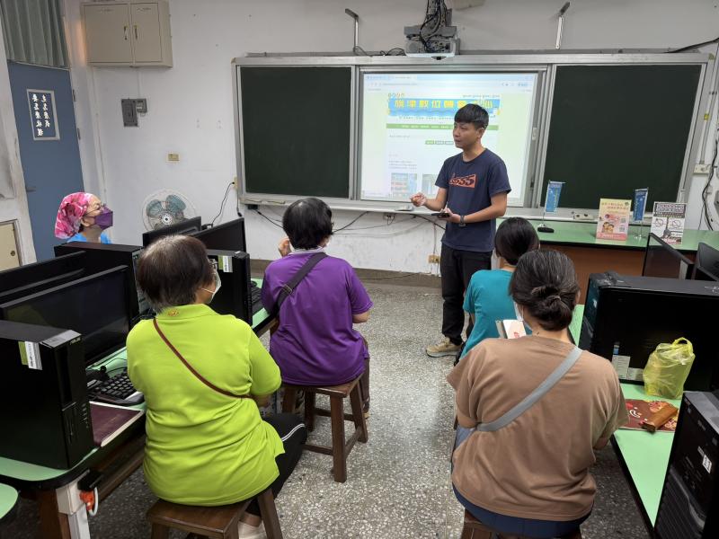 講師向學員說明行動支付相關的資訊