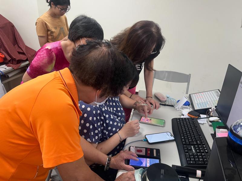 課程指導學員從登入Gemini網頁開始,了解AI設計介面與基本操作步驟,學習如何在網頁上建立專案,開啟屬於自己的創作頁面,輕鬆進入數位設計的世界,培養實際應用能力