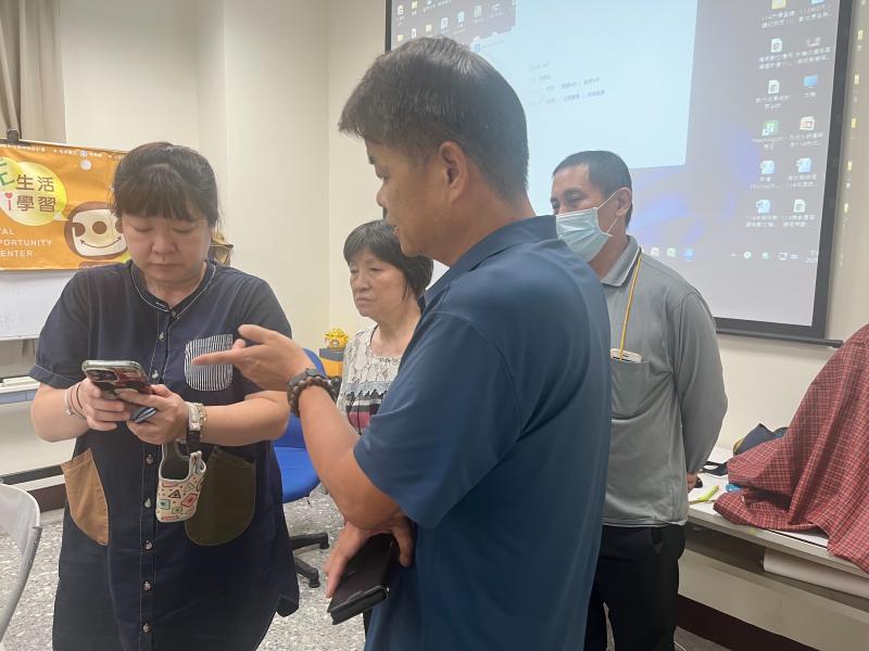 透過實際操作,學員可在網頁中上傳圖片、輸入祝福文字,運用Gemini的AI智慧排版功能,完成圖文並茂的長輩問候小卡。過程中講師將示範各項工具使用方法,協助學員順利完成作品。