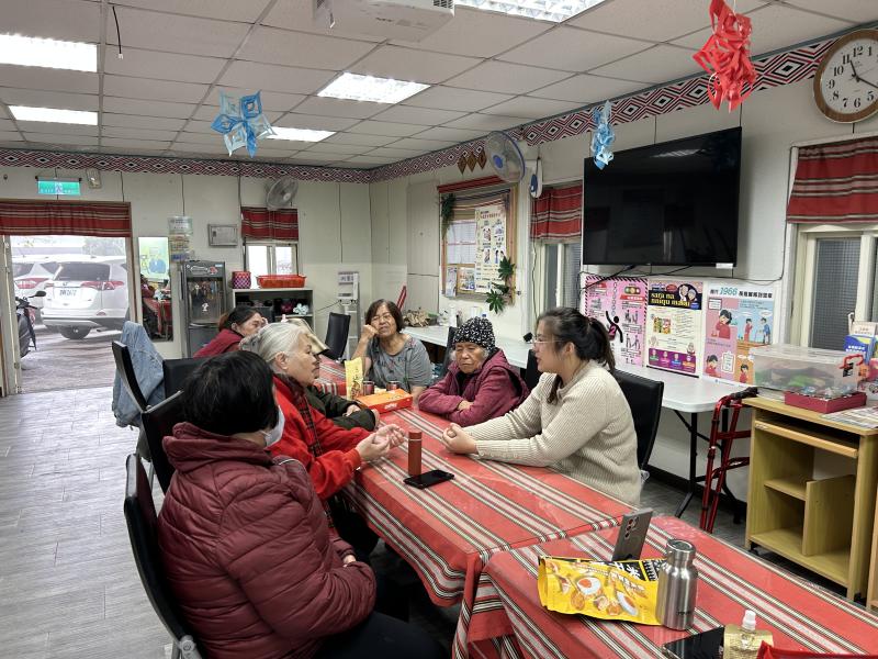 照服員協助長者拍攝生命故事