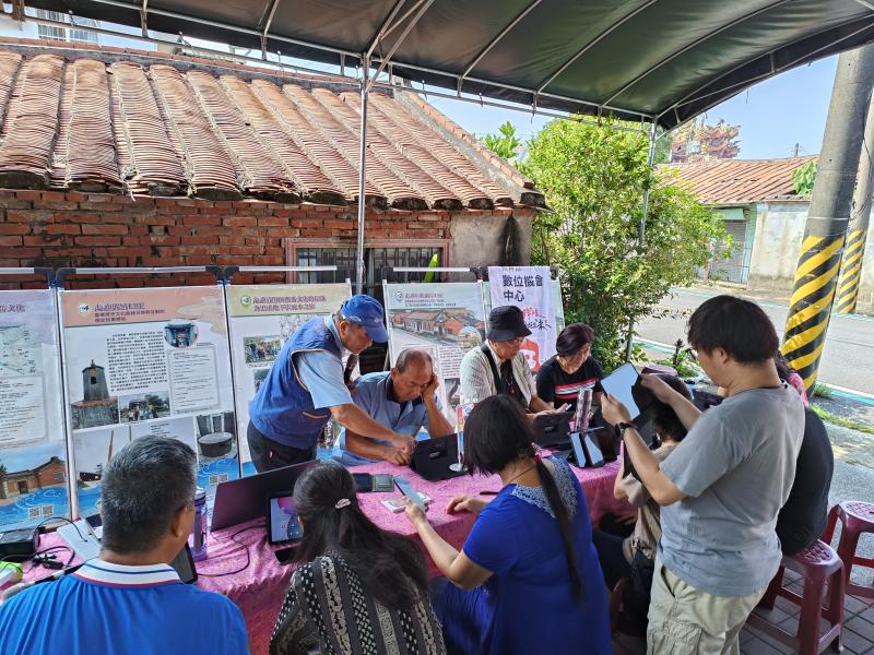 課程中講師帶領學員運用數位工具設計在地旅遊地圖。